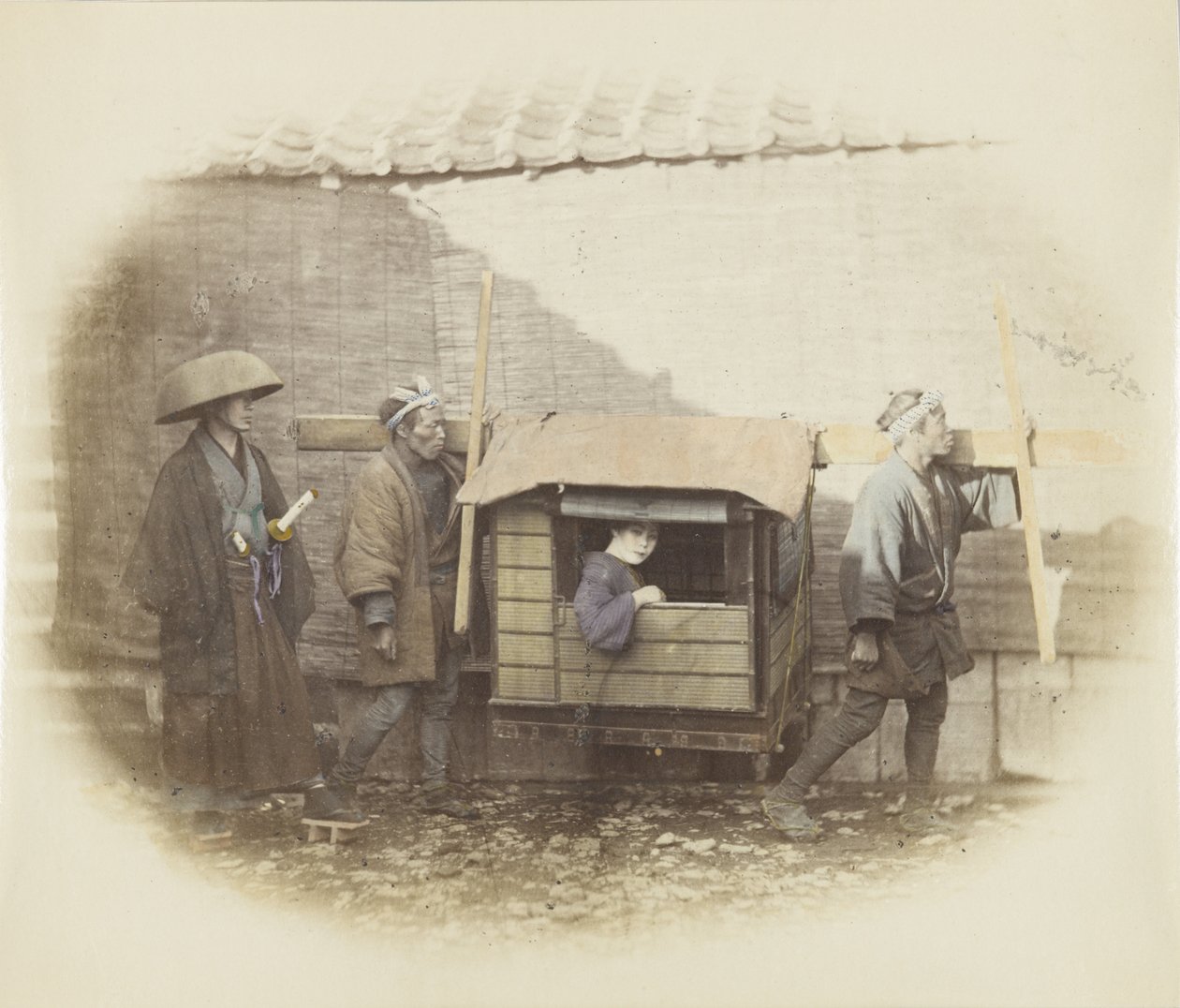 Bir norimono içinde taşınan kadın (el ile boyanmış s/b fotoğraf) by Japanese Photographer