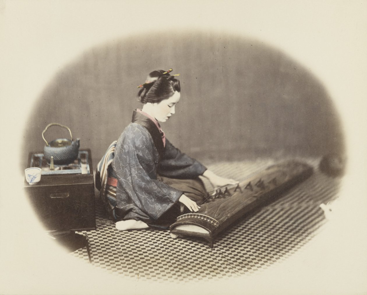 Koto oynayan kadın (el boyaması s/b fotoğraf) by Japanese Photographer