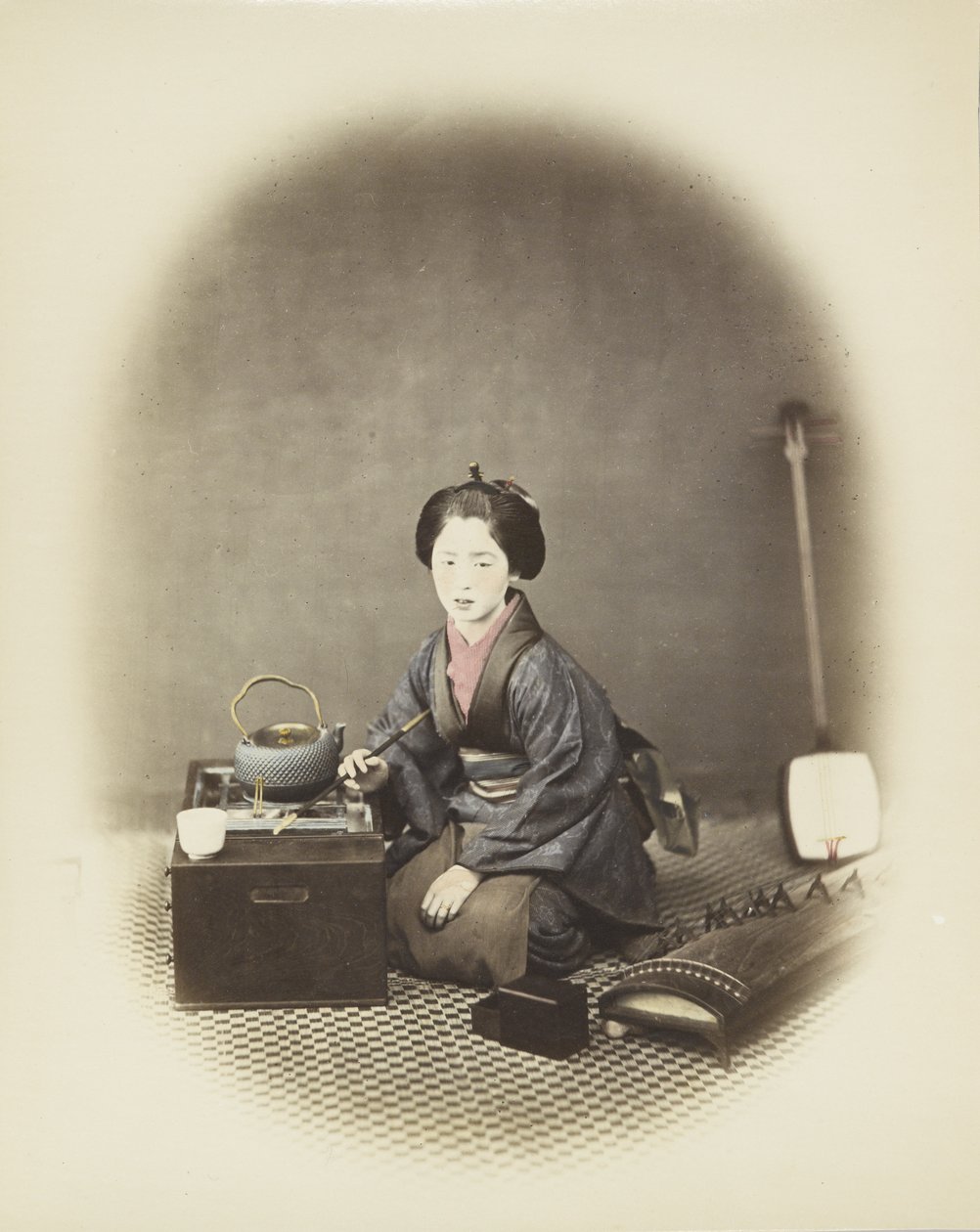 Koto ve shamisenli kadın (el boyaması s/b fotoğraf) by Japanese Photographer
