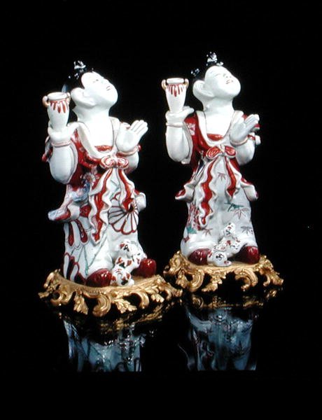 Avrupa ormolu kaidelerine monte edilmiş Çinli erkek çocukların (karako) bir çift İmari figürü, c.1700 (porselen ve ormolu) by Japanese School