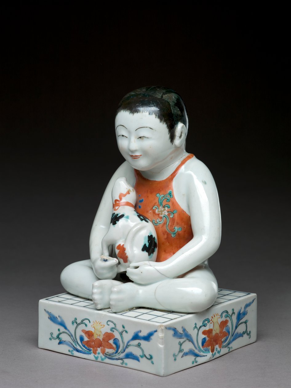 Kare bir shogi masasında oturan köpekli çocuk, Kakiemon ile ilgili eşya, Japonca, 1680-1700 (mavi sırlı toprak kap) by Japanese School