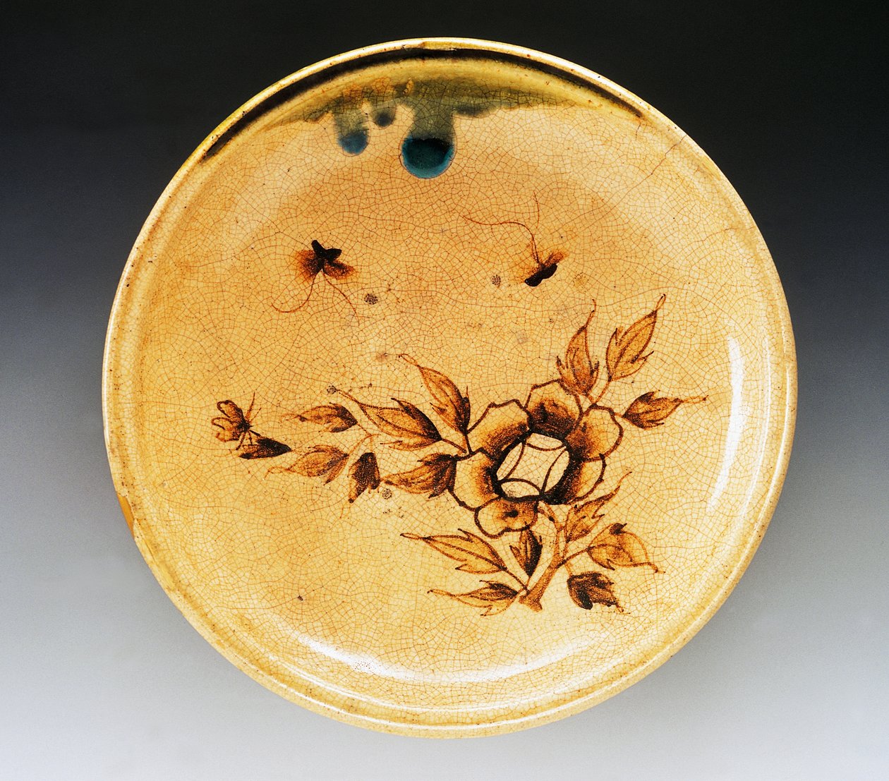 İki kelebek ve şakayıkla süslenmiş emaye seramik tepsi, 18. yüzyıl sonu- 19. yüzyıl başı, Seto üretimi, çap 34 cm, Japon uygarlığı, Edo dönemi by Japanese School