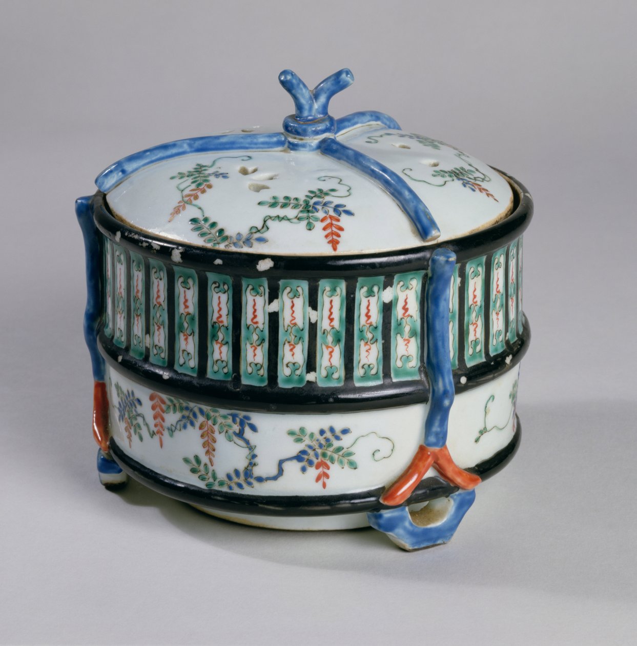 Tütsü Brülörü, 17. yüzyılın sonları (sır üstü emayeli kakiemon porselen) by Japanese School