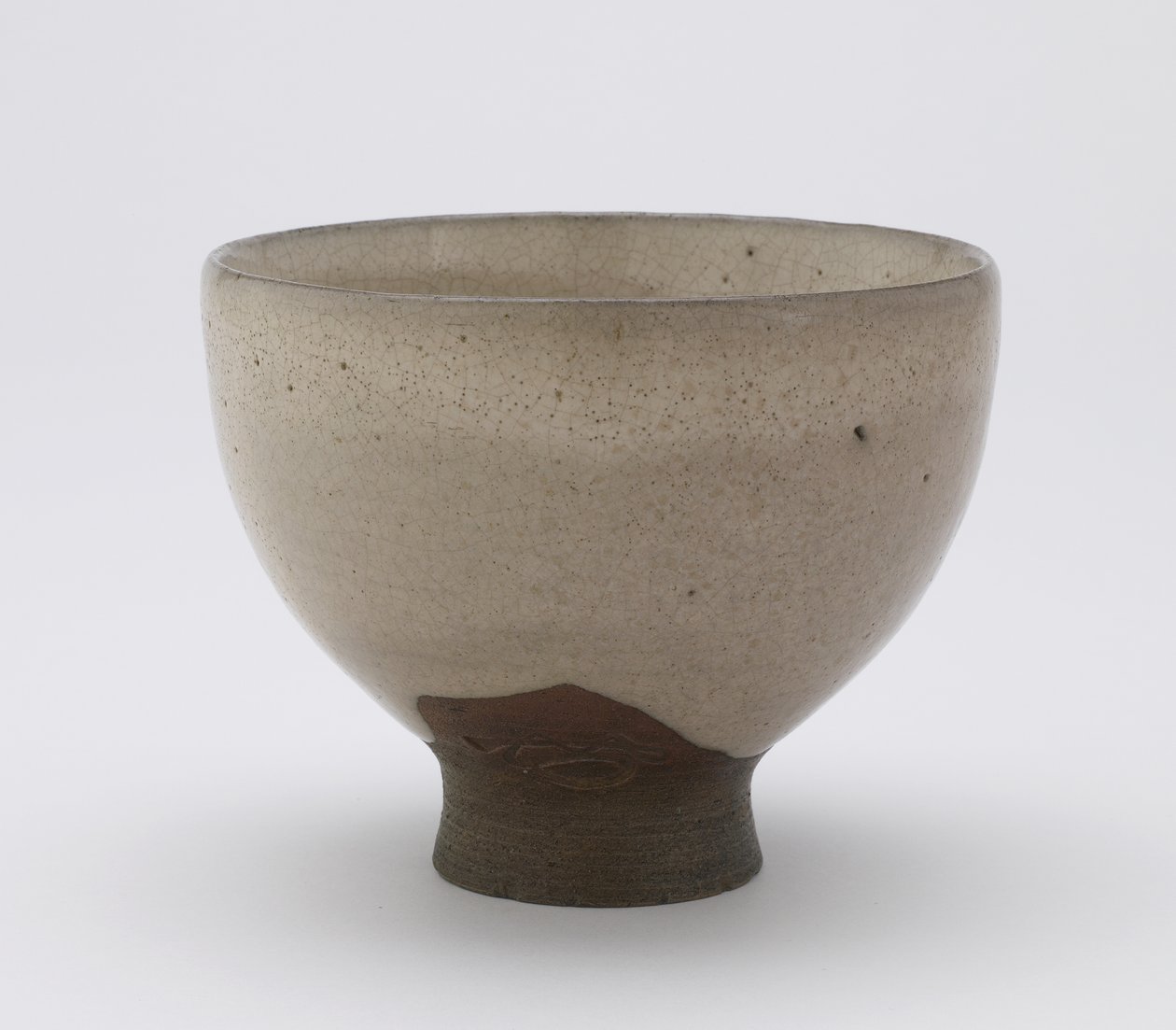 Goki şeklinde Inkyuzan eşya çay kasesi, baskılı şifreli, Çay kasesi (gokijawan), c.1804-25 (pirinç kabuğu-kül sırlı taş eşya) by Japanese School
