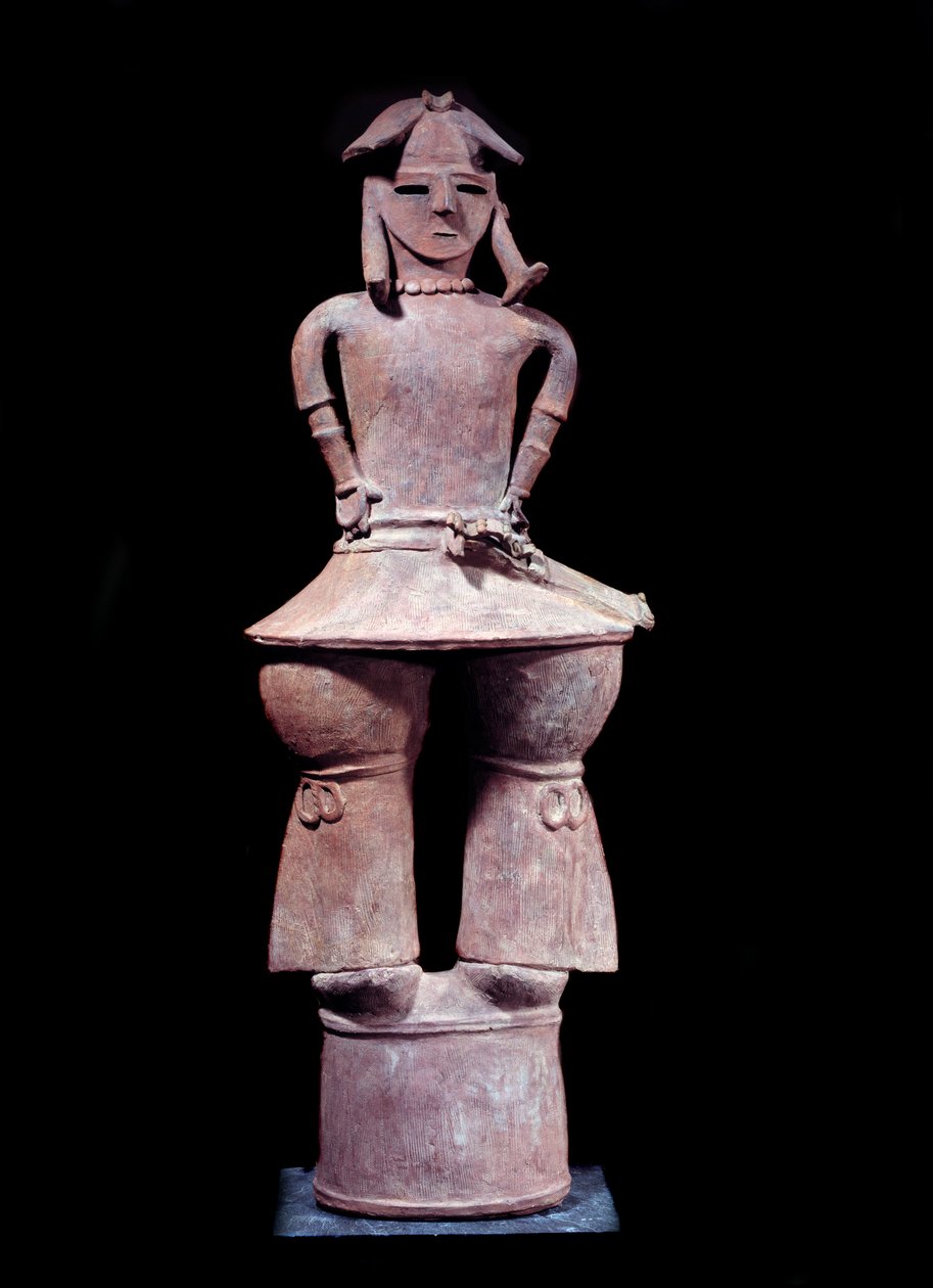 Japon sanatı: pişmiş toprakta duran miğferli bir savaşçının haniwa (cenaze heykelciği). Güneş. 1,12 m Epoque Kofun (MS 350-550) Paris, Musee Guimet, Musee National des Arts Asians. by Japanese School
