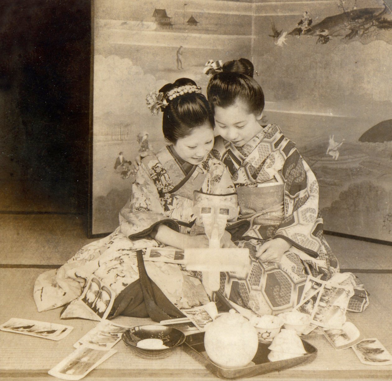 Stereografik kartlarla bir stereoskop görüntüleyici kullanan Japon kızlar, 1899 by Japanese School