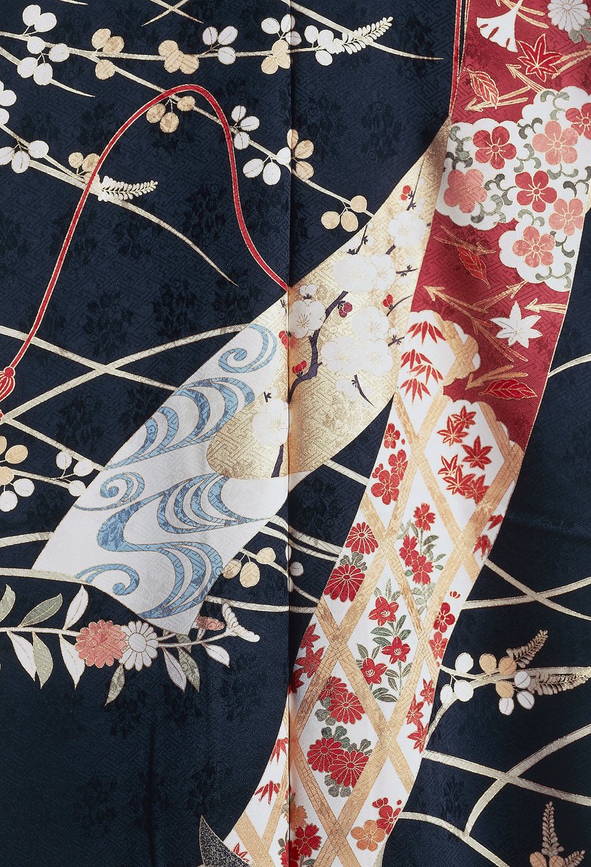 Kimono Furisode (kolları kabaran), evli olmayan genç kadınların zarif davetlerde giydiği ve Maiko (Geyşa öğrencisi), Çiçek ve bitki motifli ipek, yüzen paneller, detay, Kaga-Yuzen boyama, Tokamachi dokuma fabrikaları, Japon uygarlığı, 20. yüzyıl by Japanese School