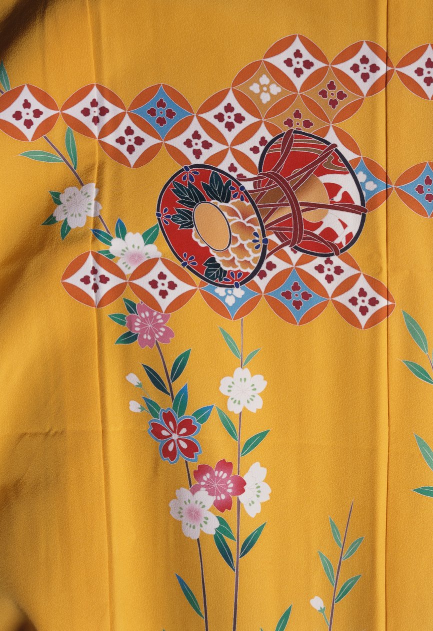 Kimono kız (7 yaşında), Shichi-Go-San ziyafeti için ailesiyle birlikte Şinto tapınağına giden yetişkin kadınlarınkine benzer, İpek, çiçek motifleri, kiraz çiçekleri, Taiko davulu, detay, Tokamachi tekstilleri, Japon uygarlığı, 20. yüzyıl by Japanese School