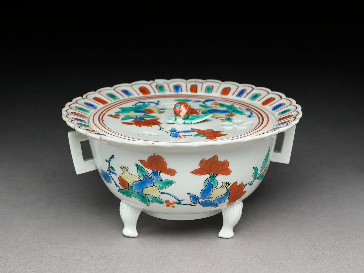 Düz kapaklı Koro kase, Kakiemon ile ilgili mal, 1680-1700 (emaye sırlı toprak kap) by Japanese School