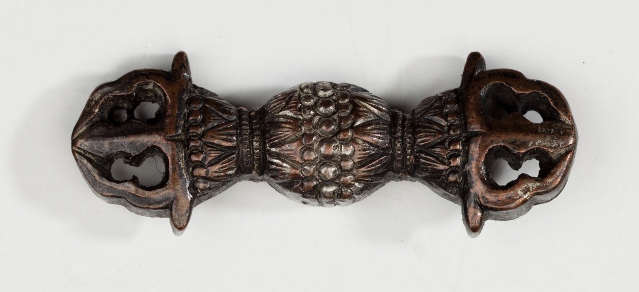 Menuki veya bir vajra şeklinde kavrama süsü, bir Budist yıldırım sembolü (yaldızlı bakır-altın alaşımı) by Japanese School