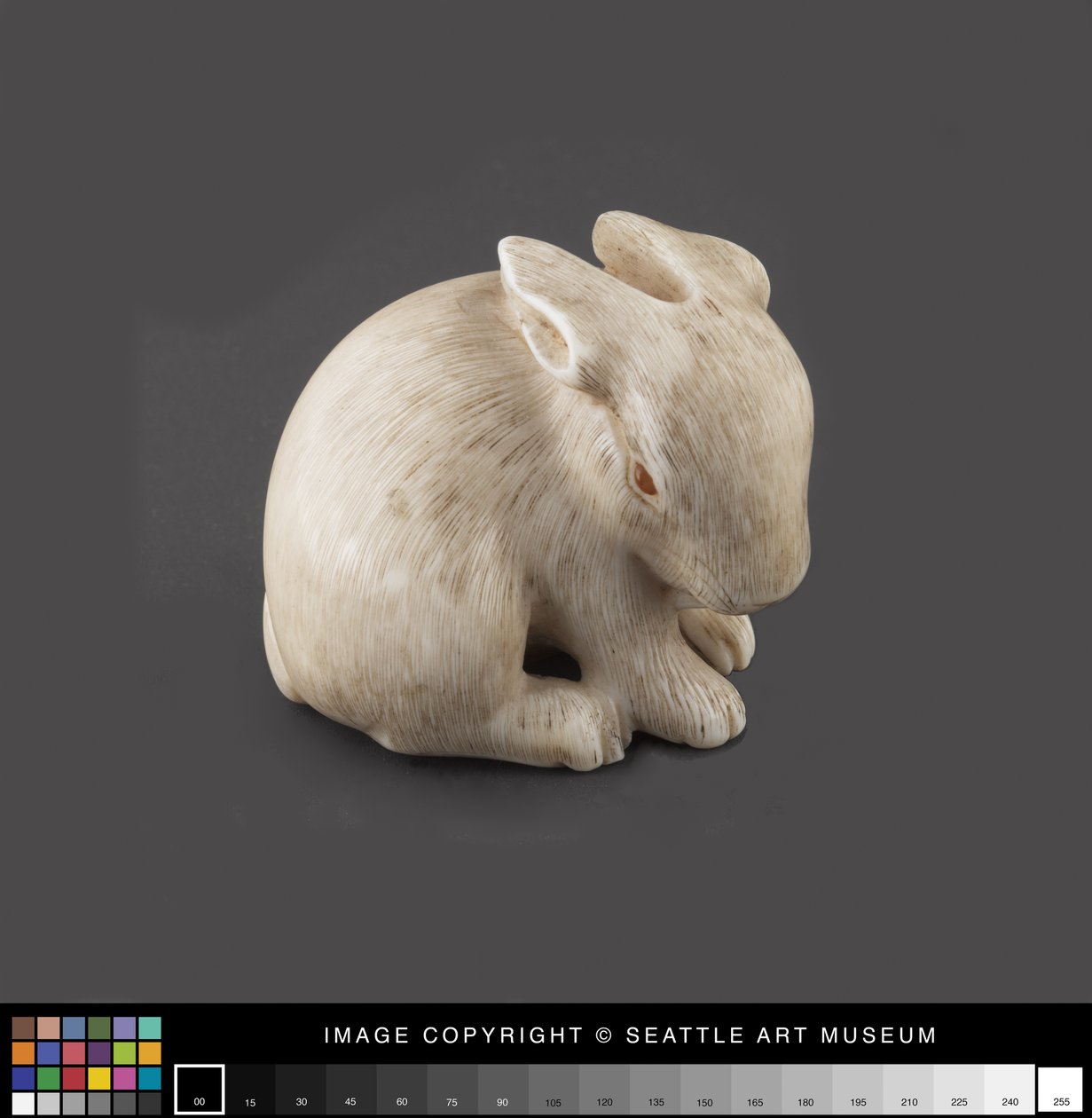 Netsuke kehribarlı bir tavşan olarak modellendi gözler, 19. yüzyıl sonu (Fildişi, kehribar) by Japanese School
