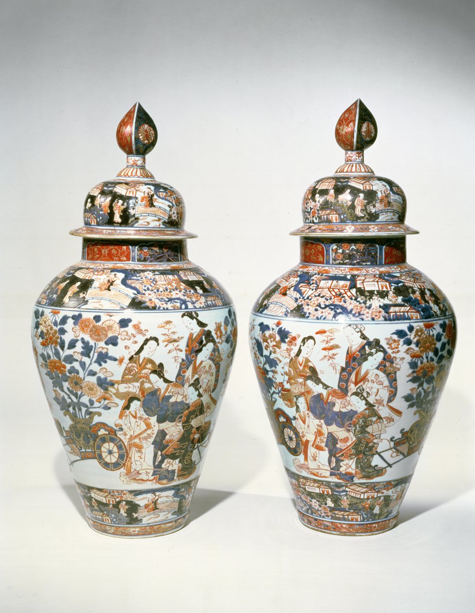 Imari korkuluk vazoları ve kapakları çifti (seramik) by Japanese School