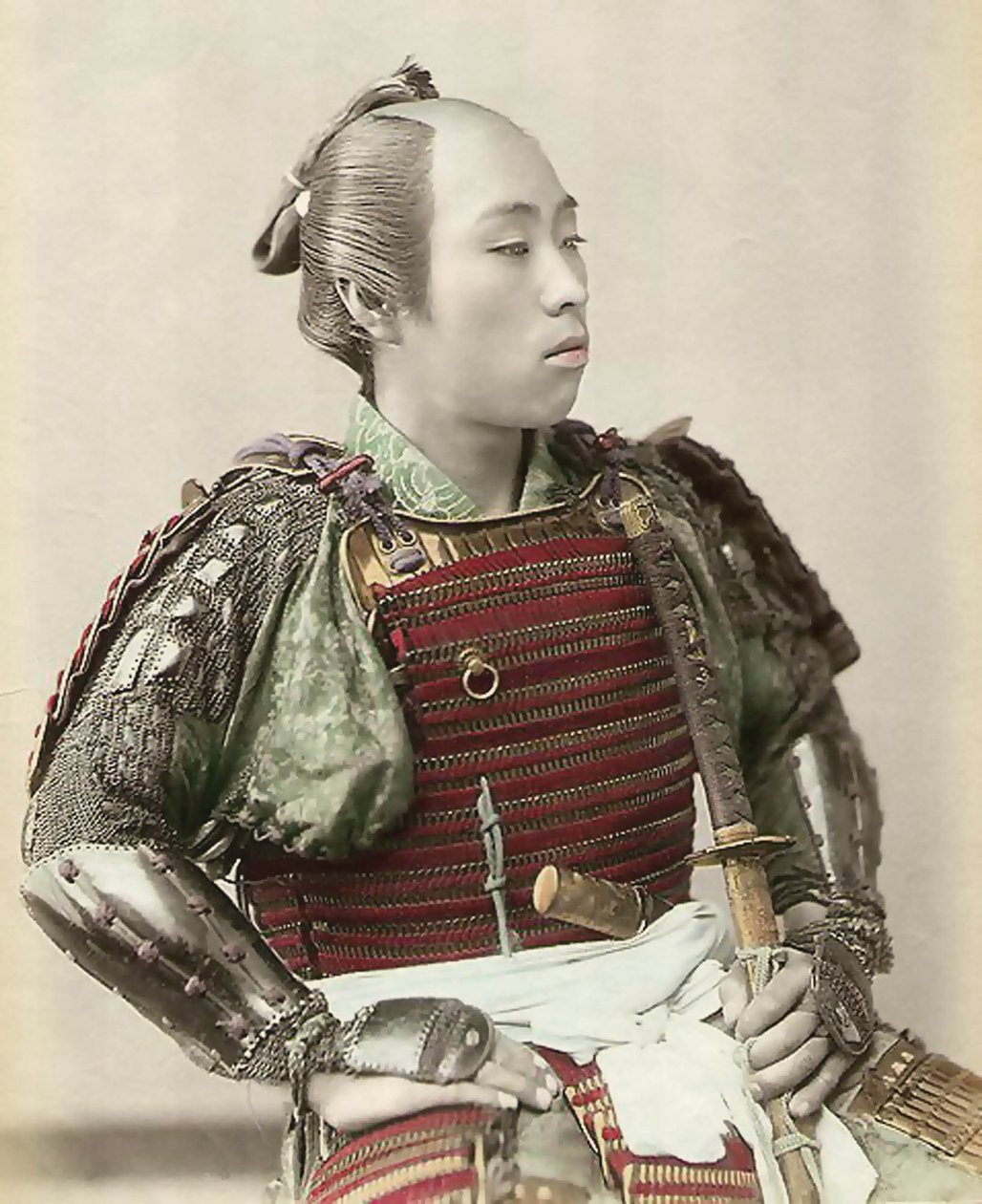 Tam vücut zırhıyla donanmış Eski Japonya Samurayının portresi, 1890 (el rengi albümen fotoğrafı) by Japanese School