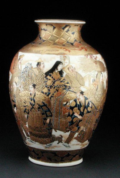 Satsuma vazosu, bir tören alayı içinde figürler, 19. yüzyıl sonu (emaye ile boyanmış toprak kap) by Japanese School