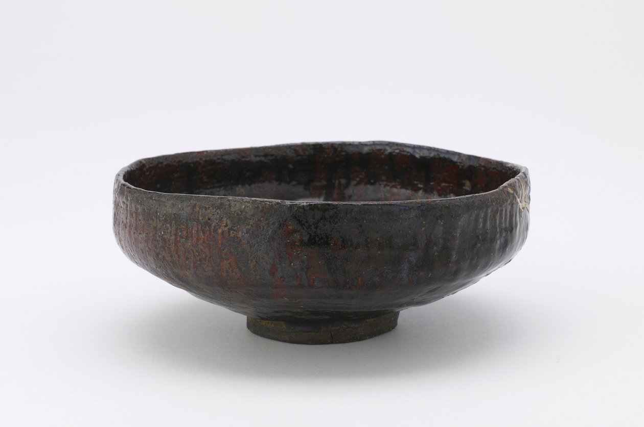 Sığ çay kasesi, Kanazawa, Ishikawa ili, Edo dönemi, 18.-19. yüzyıl (berrak kurşun sır altında kırmızı astarlı raku tipi kil) by Japanese School