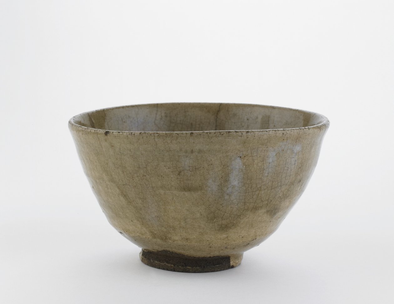 Kore tarzında çay kasesi, Saga ili, Momoyama dönemi, 16. yüzyılın sonu ile 17. yüzyılın başları (odun külü sırlı taş eşya) by Japanese School