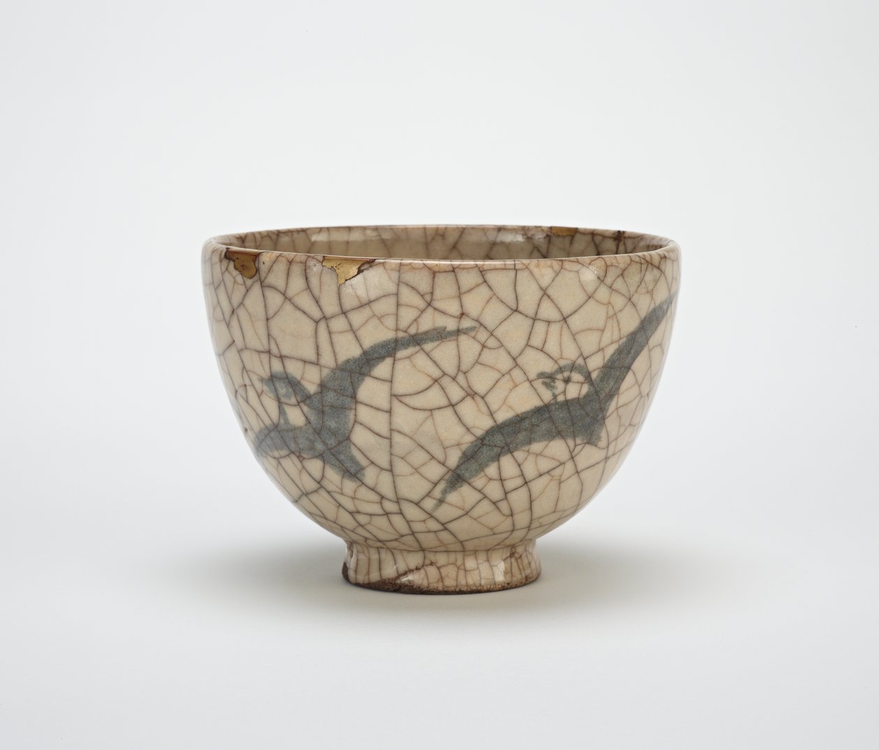 Cılıbıt desenli çay kasesi, Kyoto ile ilgili mal, 19. yüzyıl ortası (çatlak sır altında kobalt süslemeli taş eşya) by Japanese School