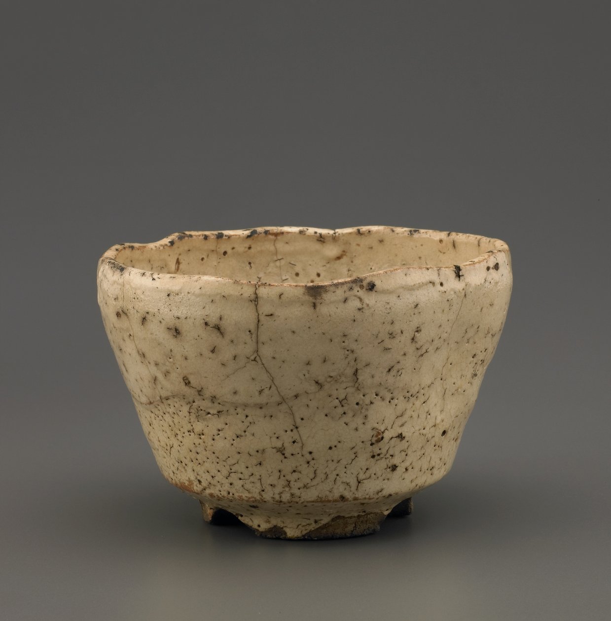 Çentikli ayaklı çay kasesi, Yamaguchi ili, Edo dönemi (ahşap külü sır altında beyaz astarlı taş eşya) by Japanese School