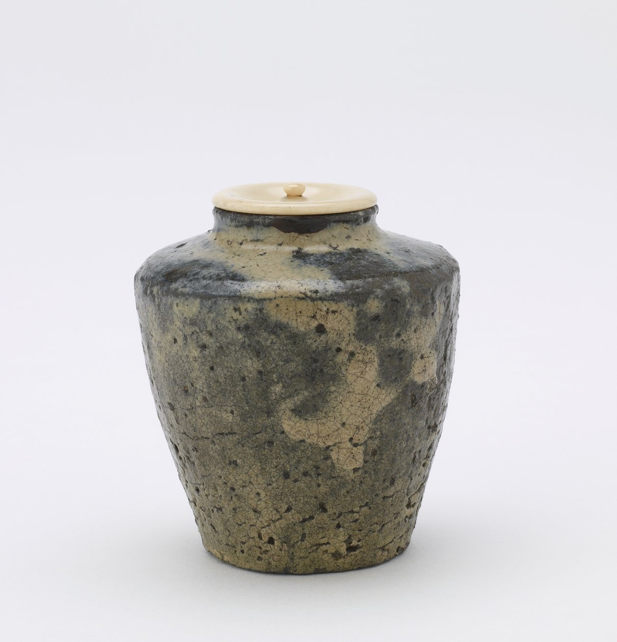 Yönlü kenarlı çay caddy, katatsuki tipi, Kumamoto ili, Edo dönemi, 18.-19. yüzyılın sonları (pirinç-saman-kül sırlı taş eşya) by Japanese School