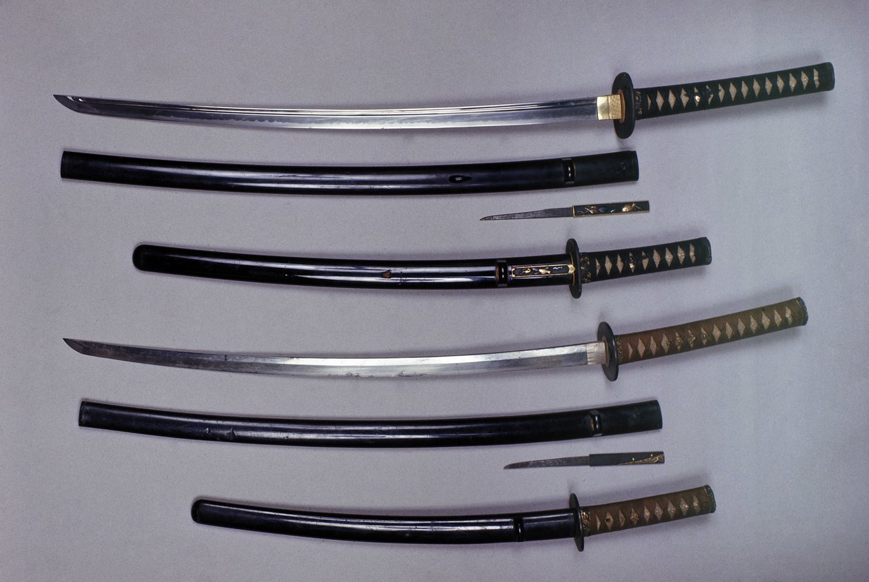 Üstte: bir katana, Japon kılıcı ve kılıfı, wakizashi, kınında Japon kısa kılıcı, aynı kın içinde küçük Kokatawa hançeri duruyor. üçü de 18. yüzyıldan. alttakiler 17. yüzyıldan. by Japanese School
