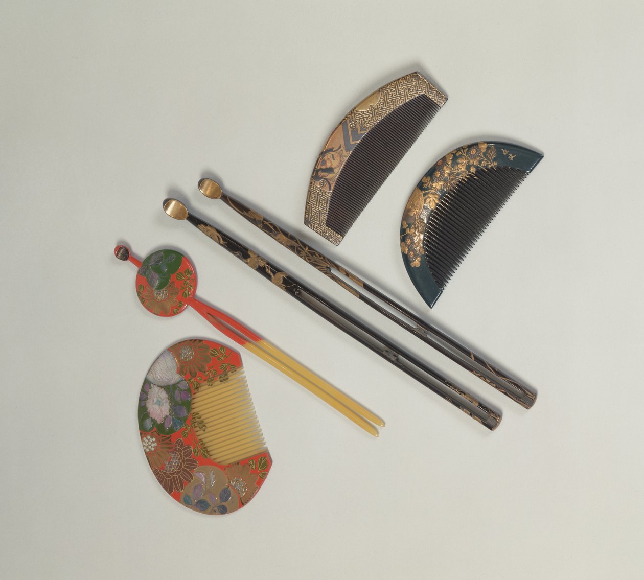 İki takım saç tokası ve tarak, 18. veya 19. yüzyıl Edo dönemi (lake) by Japanese School