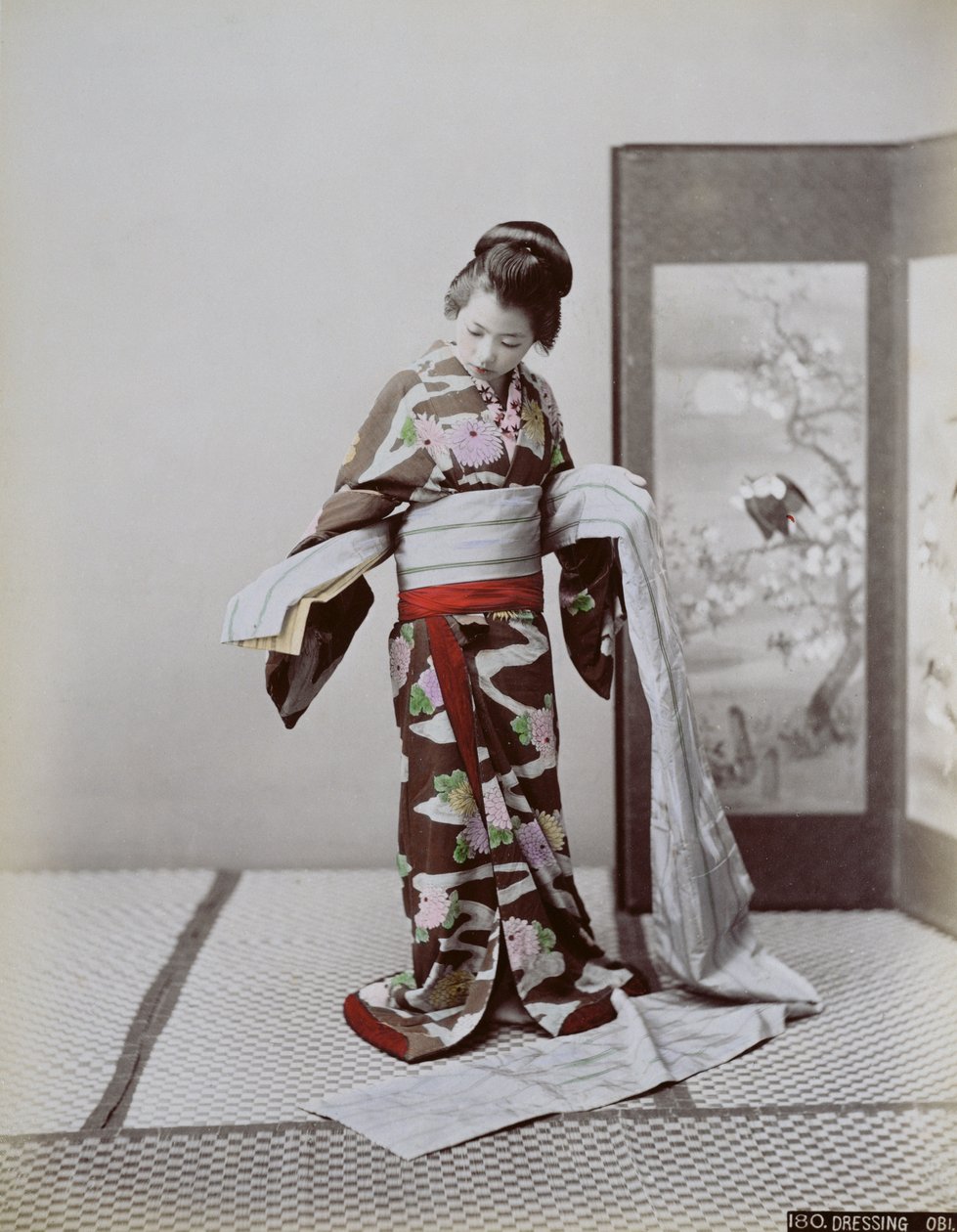 Genç Japon Kız Giydirme, 19. yüzyıl sonu (el renkli fotoğraf) by Japanese School