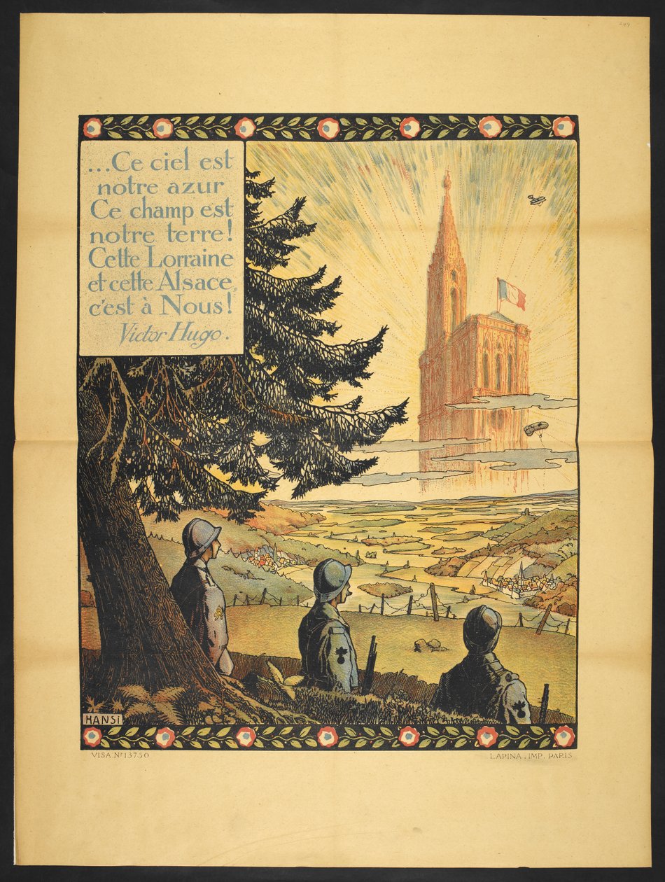 Işıkla süslenmiş bulutların içinde, uzaktaki alegorik bir kiliseye bakan üç Fransız askerini gösteren bir poster. Sol üst köşede Victor Hugo