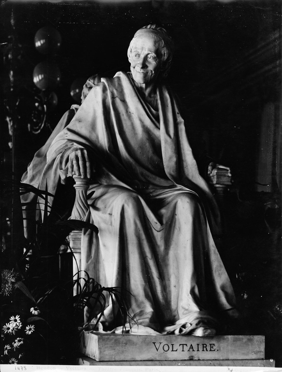 Oturan Voltaire heykeli (1694-1778) (mermer) by Jean Antoine Houdon