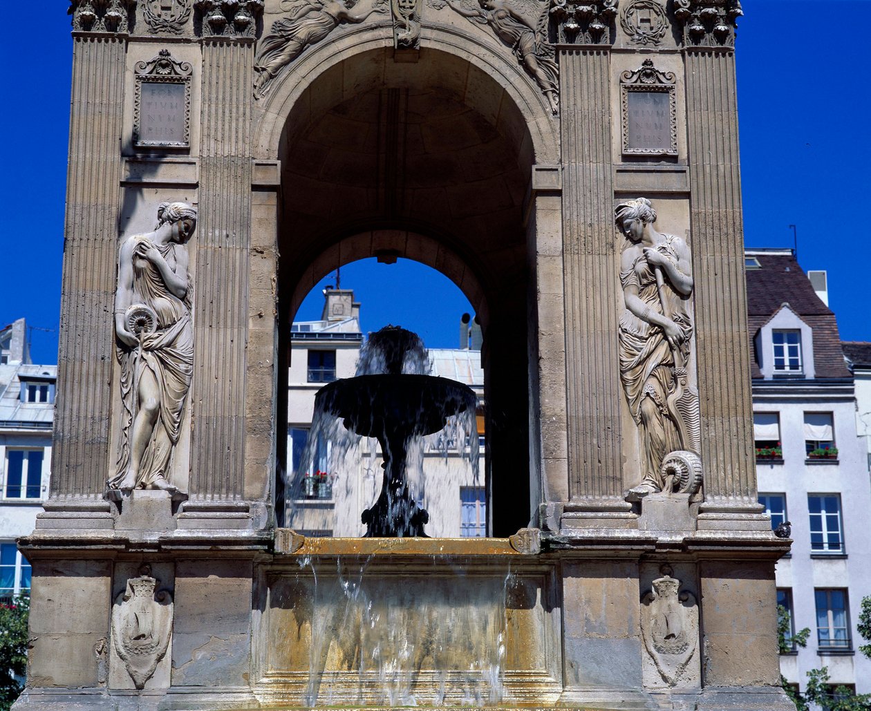 Mimari: perileri temsil eden Masumlar çeşmesinin detayı. Mimarlar Jean Goujon, Augustin Pajou ve Pierre Lescot tarafından tasarlandı. 1546-1549. Joachim du Bellay, Paris