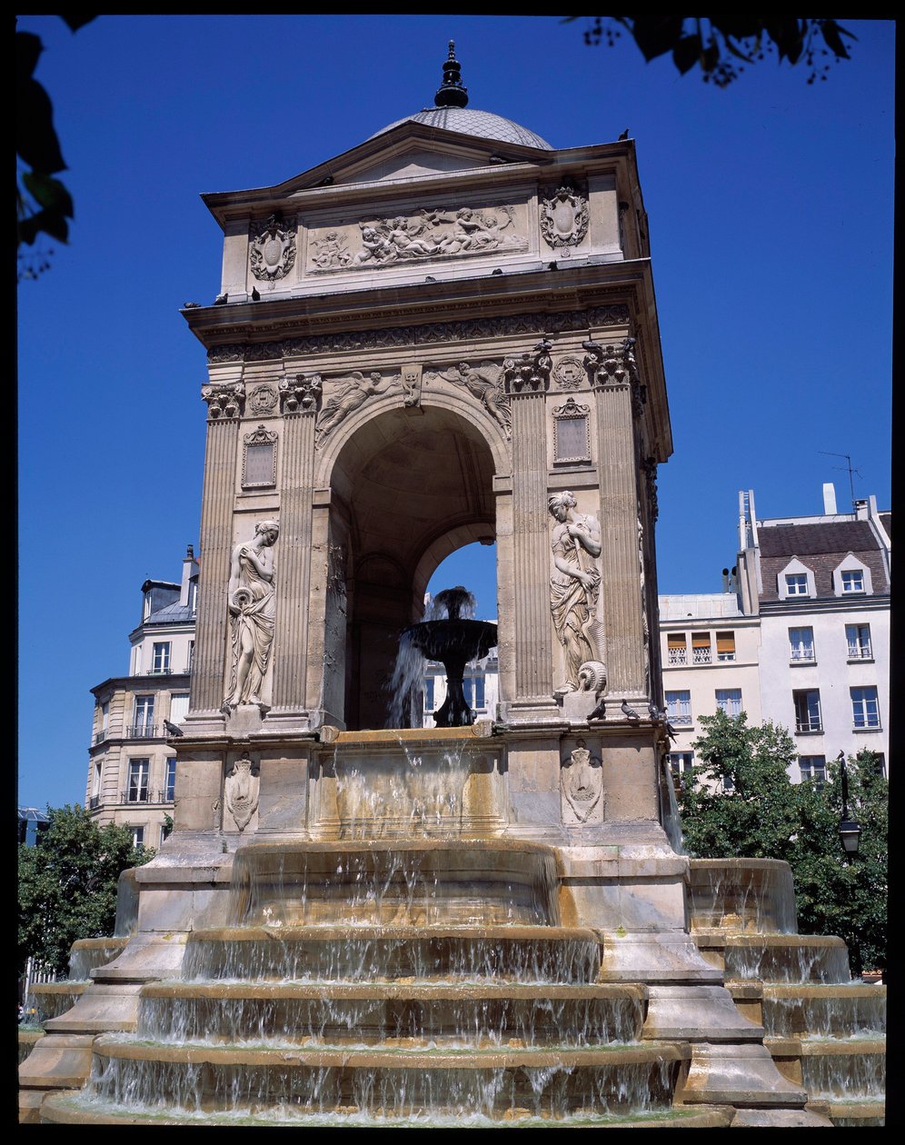 Mimari: Masumlar çeşmesinin görünümü. Mimarlar Jean Goujon, Augustin Pajou ve Pierre Lescot tarafından tasarlandı by Jean and Lescot Pierre Goujon
