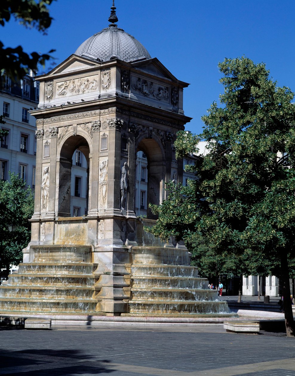 Mimari: Masumlar çeşmesinin görünümü. Mimarlar Jean Goujon, Augustin Pajou ve Pierre Lescot tarafından tasarlandı. 1546-1549. Joachim du Bellay, Paris