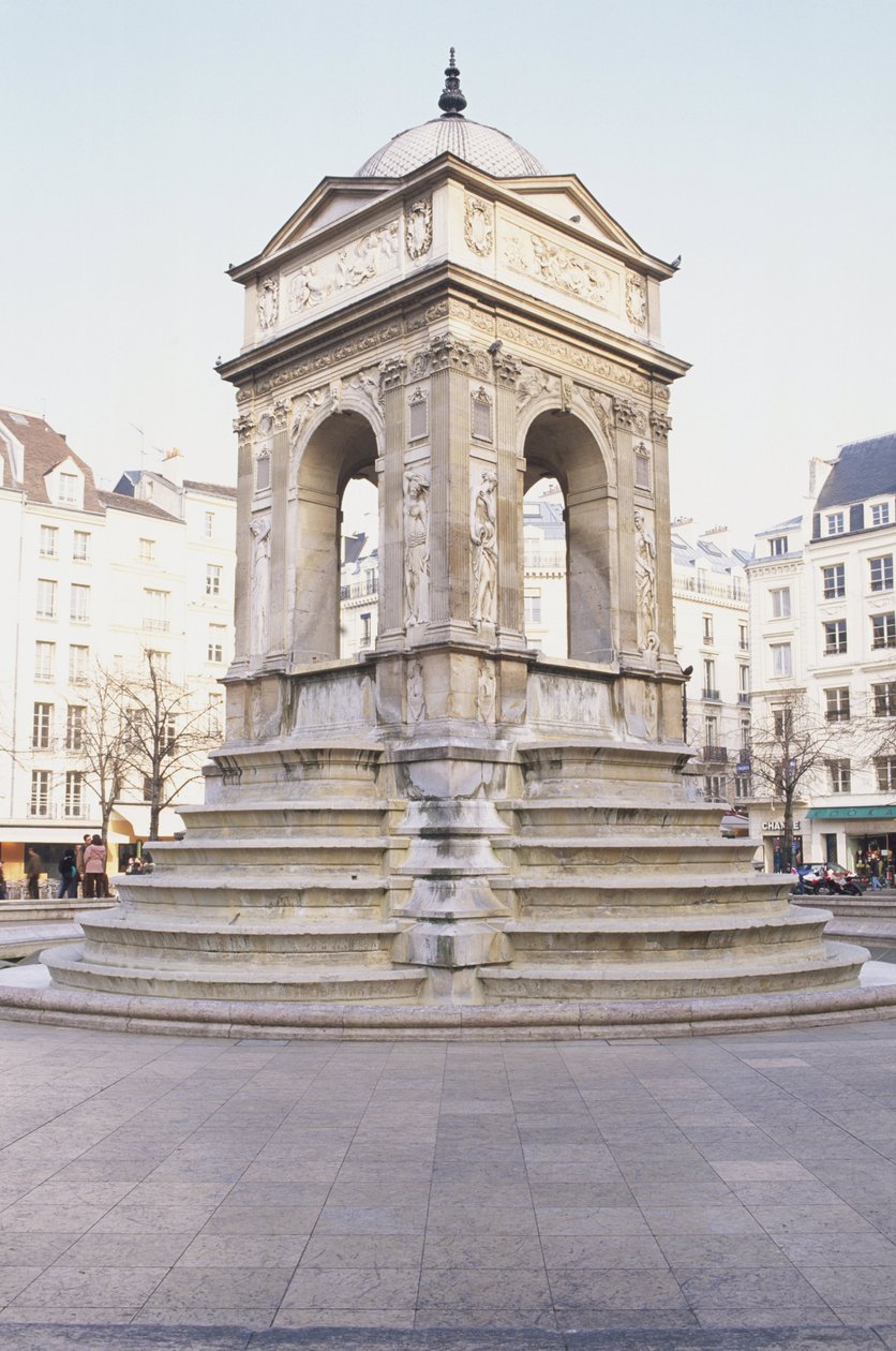 Fransa, Paris, Fontaine des Innocents, basamaklı taş çeşme. by Jean and Lescot Pierre Goujon