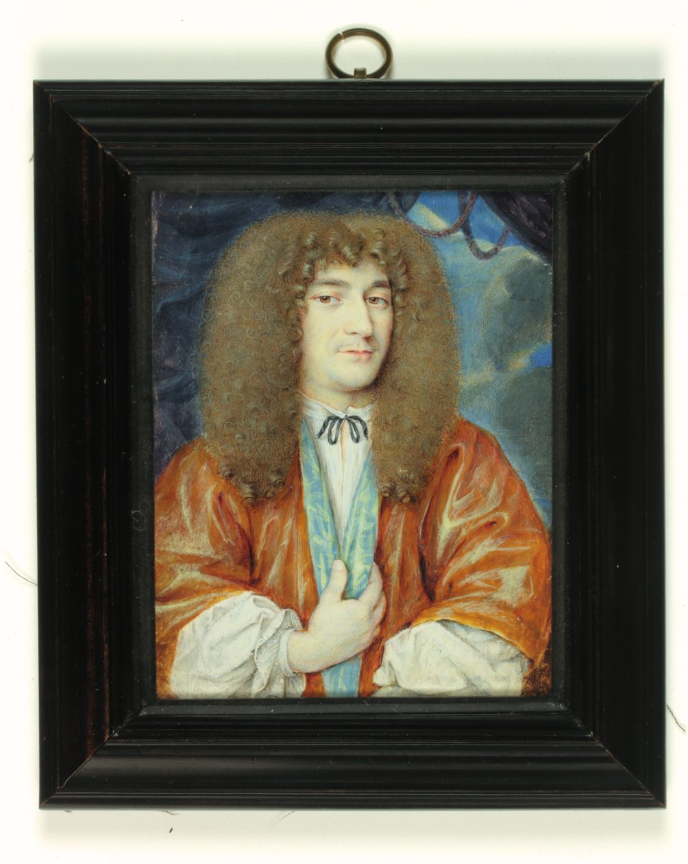 Beyaz gömlekli ve mavi ipek, uzun açık kahverengi perukla kaplı turuncu elbiseli bir beyefendi (parşömen üzerine suluboya) by Jean the Younger (attr.to) Petitot