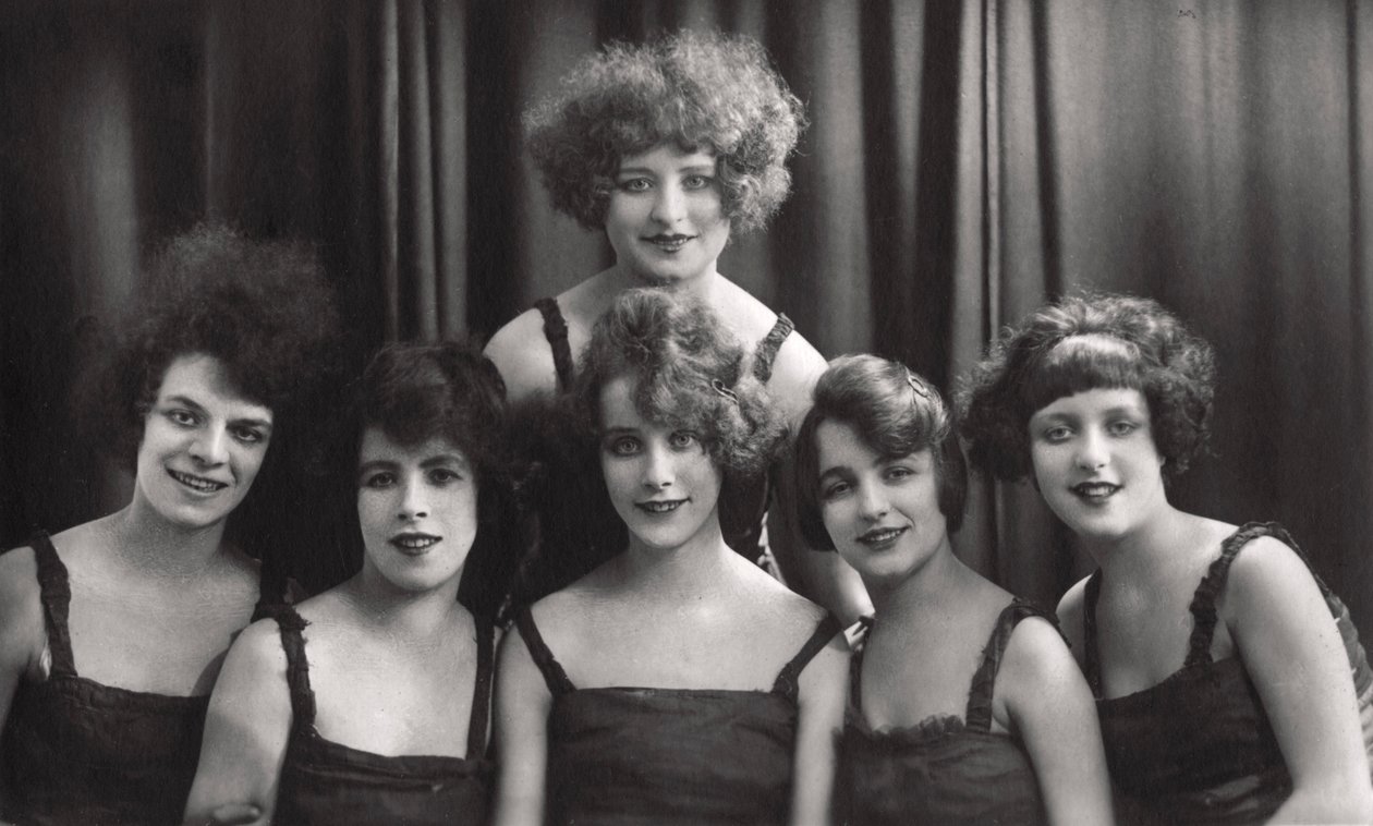 Bir dans veya tiyatro grubu, c1900-1929. by Jerome Ltd