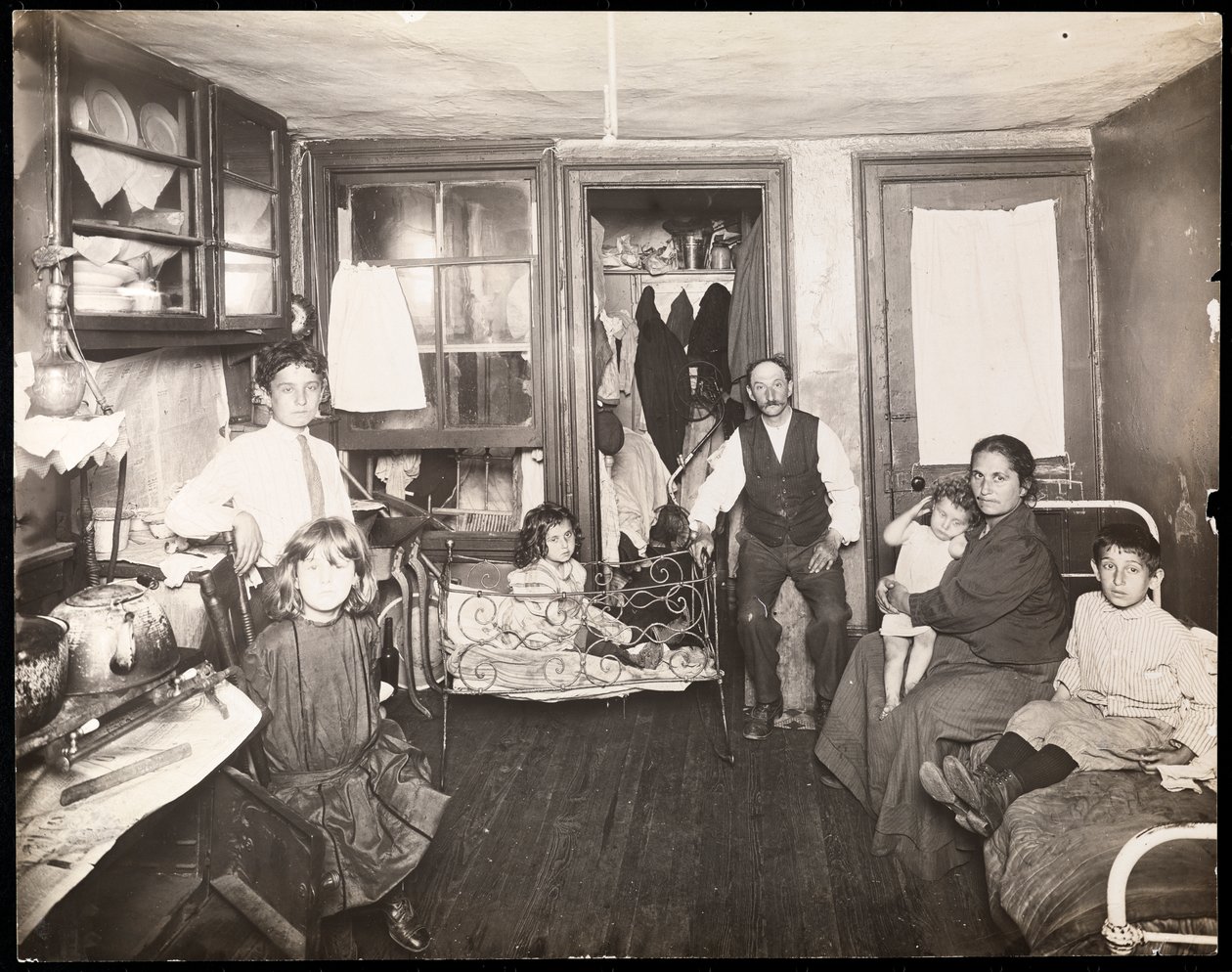 Kiralık bir evde odada aile, c.1910 (jelatin gümüş baskı) by Jessie Tarbox Beals