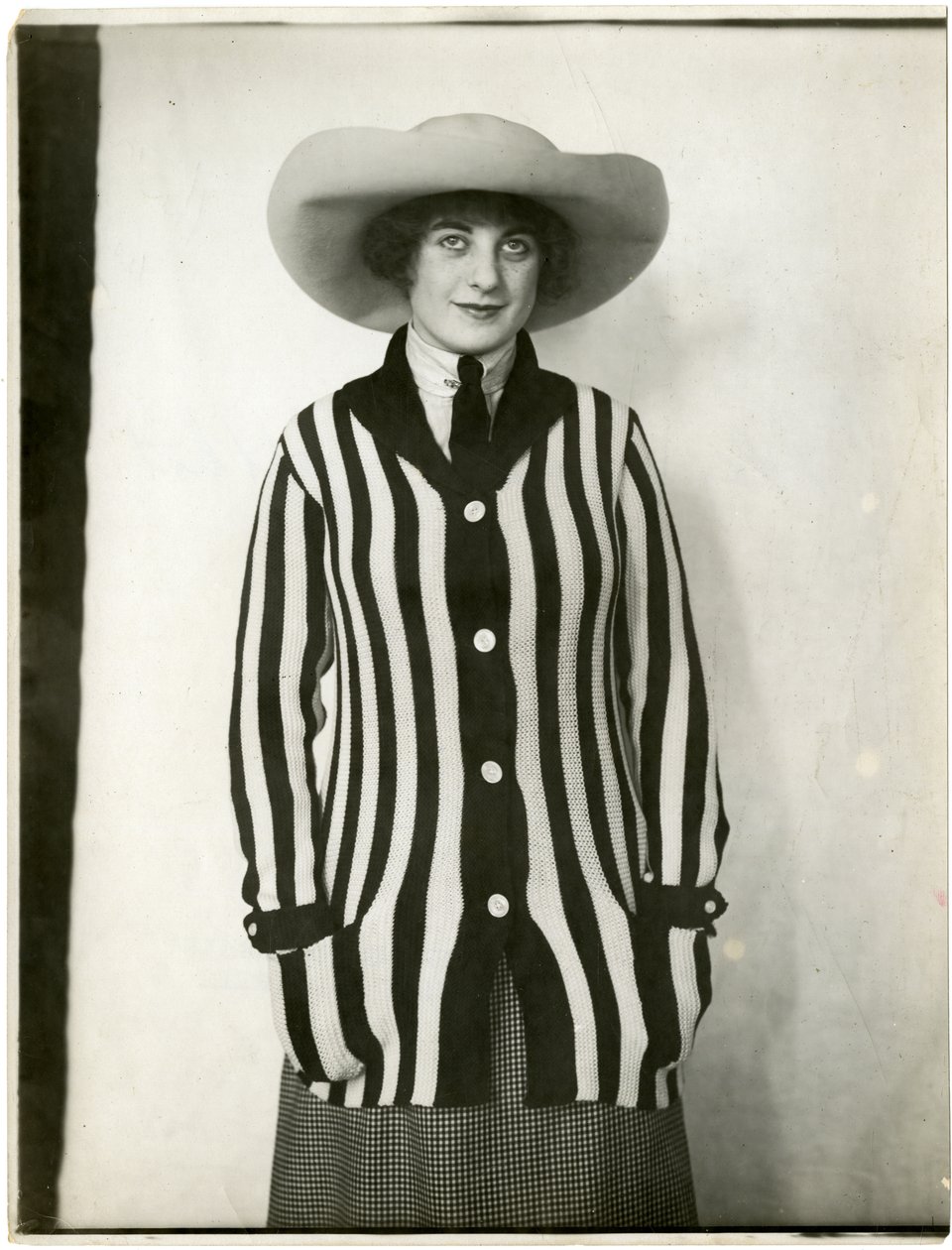 Blazer kazak ve keçe şapka, Forsythe, c.1905-18 (jelatin gümüşü fotoğraf) by Jessie Tarbox Beals