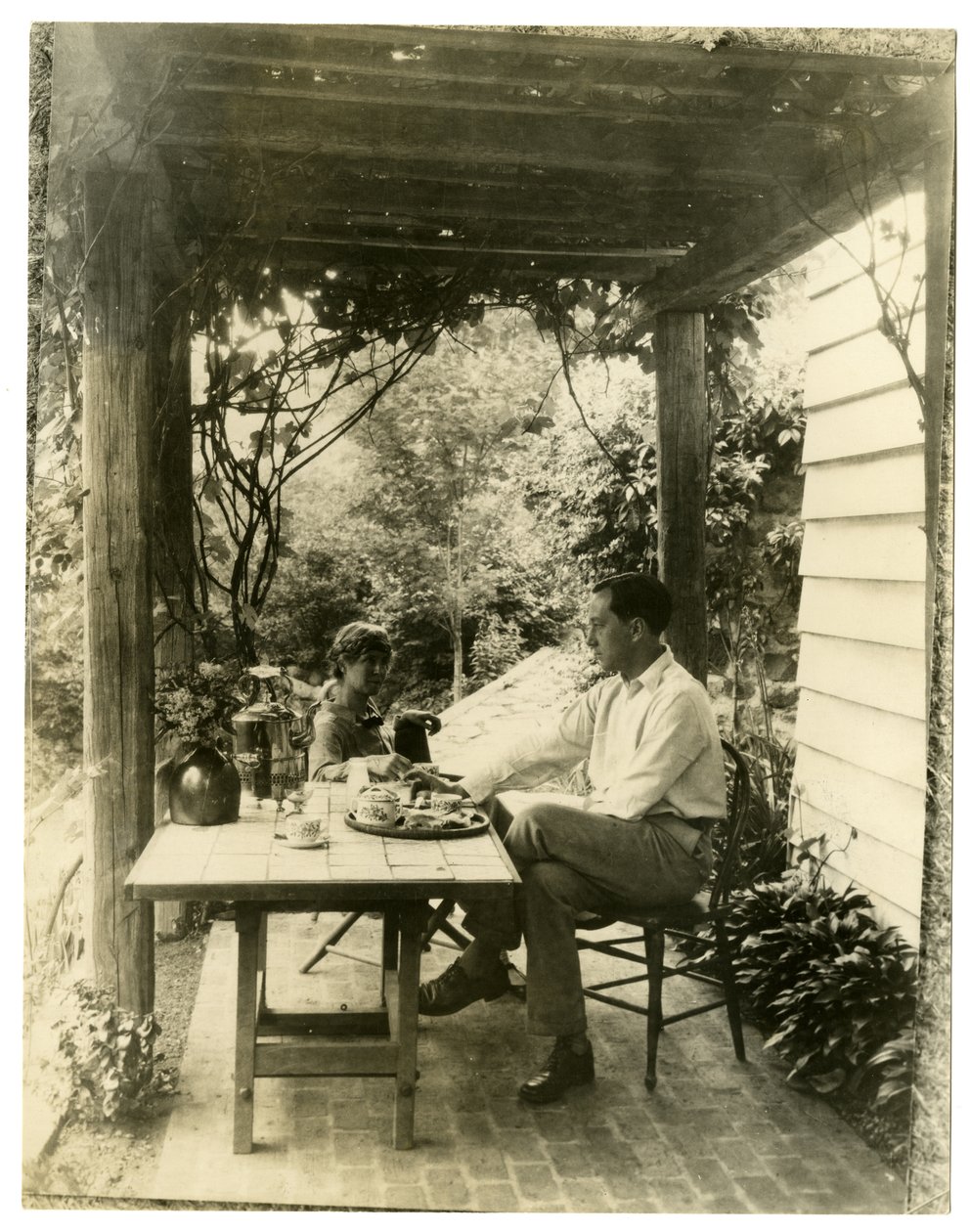 Bahçede oturan çift, c.1905-40 (jelatin gümüşü fotoğraf) by Jessie Tarbox Beals