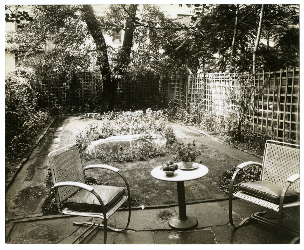 Garden of Mrs WH Wells 265 W 11th, Greenwich Village, New York, ABD, c.1936-37 (jelatin gümüşü fotoğraf) by Jessie Tarbox Beals