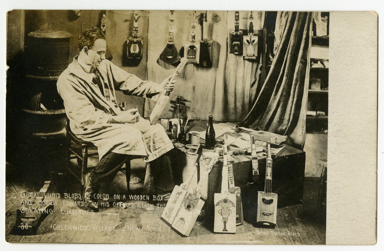 Tahta bir kutu üzerinde büyük parlak renkli lekeler ve Bobby Edwards tavan arasında ukeleles yaratan yıldızların altında, Greenwich Village, New York, ABD, c.1905-20 (jelatin gümüşü fotoğraf) by Jessie Tarbox Beals