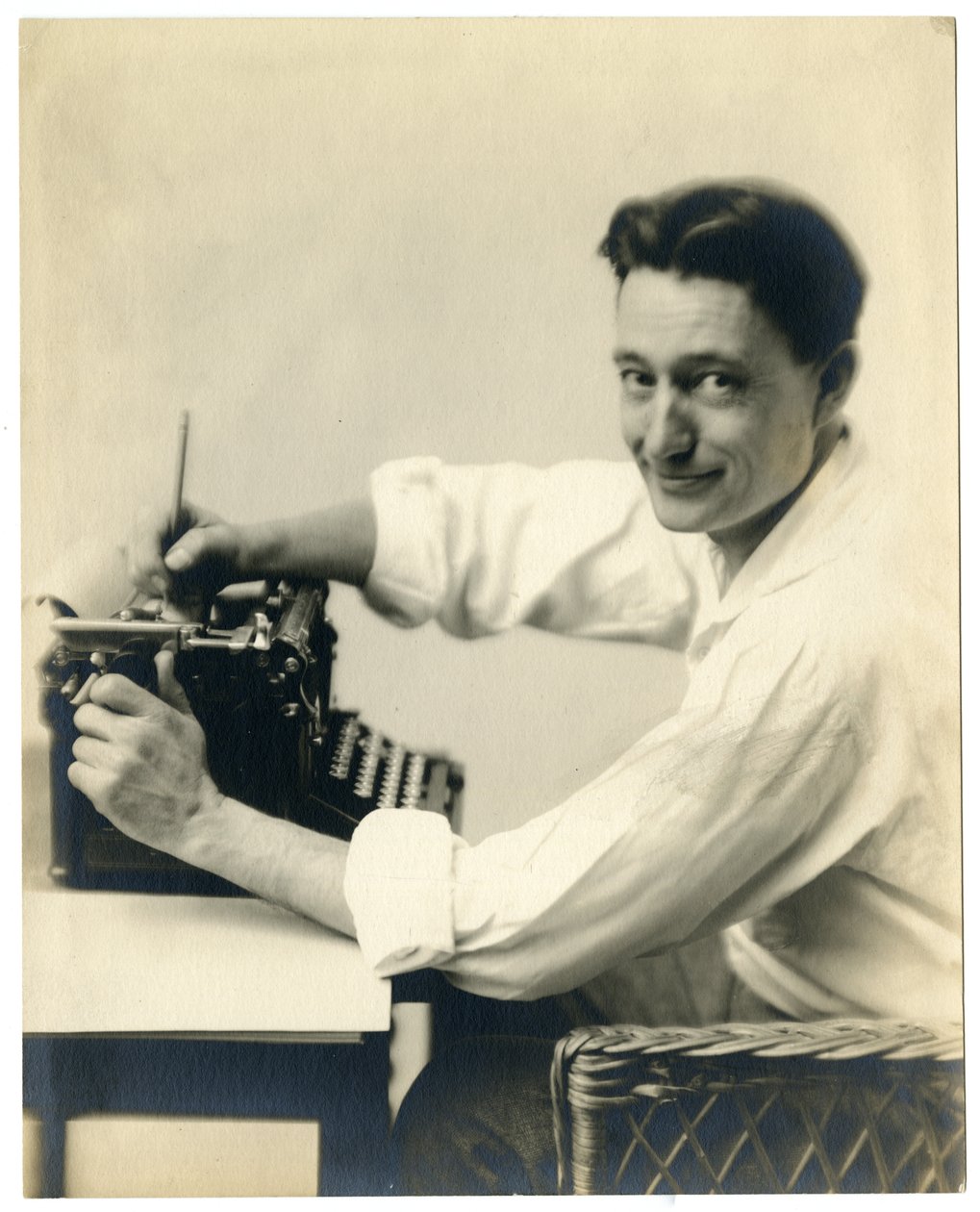 Henry Oyen daktiloda, c.1905-21 by Jessie Tarbox Beals