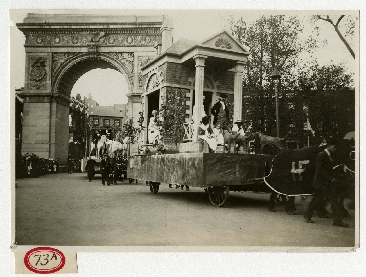 Tarihi Geçit Töreni Colonial Home Float No 27 by Jessie Tarbox Beals