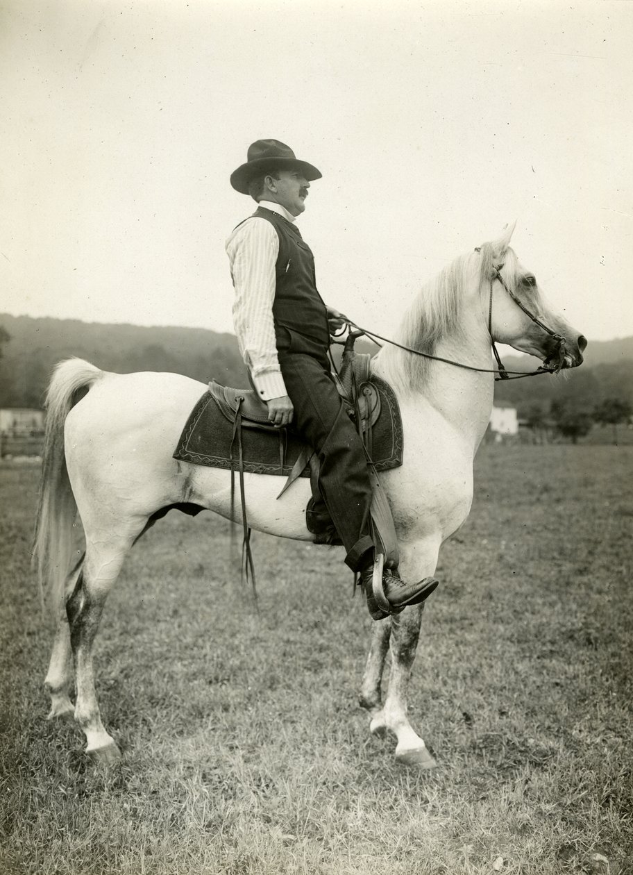 Arap atı üzerinde Homer Davenport karikatüristi, c.1905-12 (jelatin gümüşü fotoğraf) by Jessie Tarbox Beals