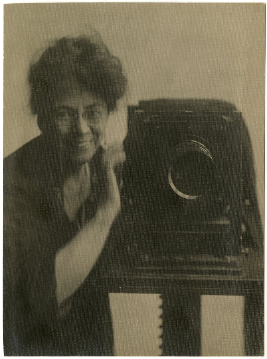 Jessie Tarbox Beals, kameralı otoportre, c.1918-20 (jelatin gümüşü fotoğraf) by Jessie Tarbox Beals