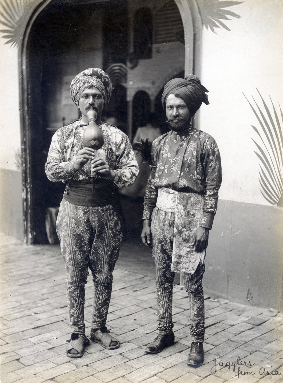 Asya'dan hokkabazlar. (1904 Dünya Fuarı'nda Turna'nın Gizemli Asya bölümünden sanatçılar) by Jessie Tarbox Beals