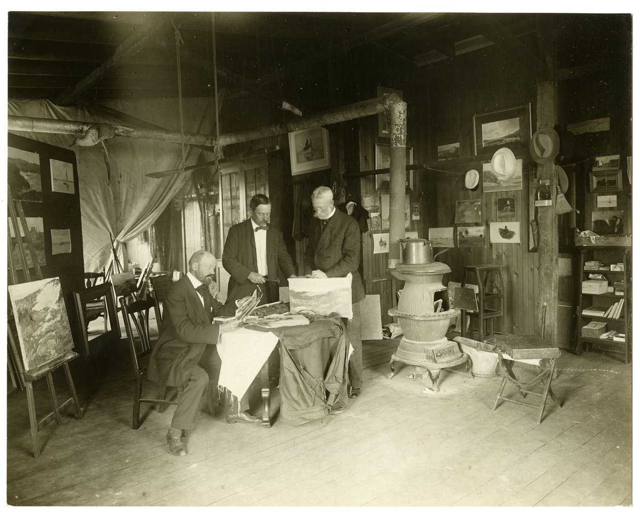 Soldan sağa: Cullen Yates - belirsiz - Walter Dean, c.1905-11 (jelatin gümüşü fotoğraf) by Jessie Tarbox Beals