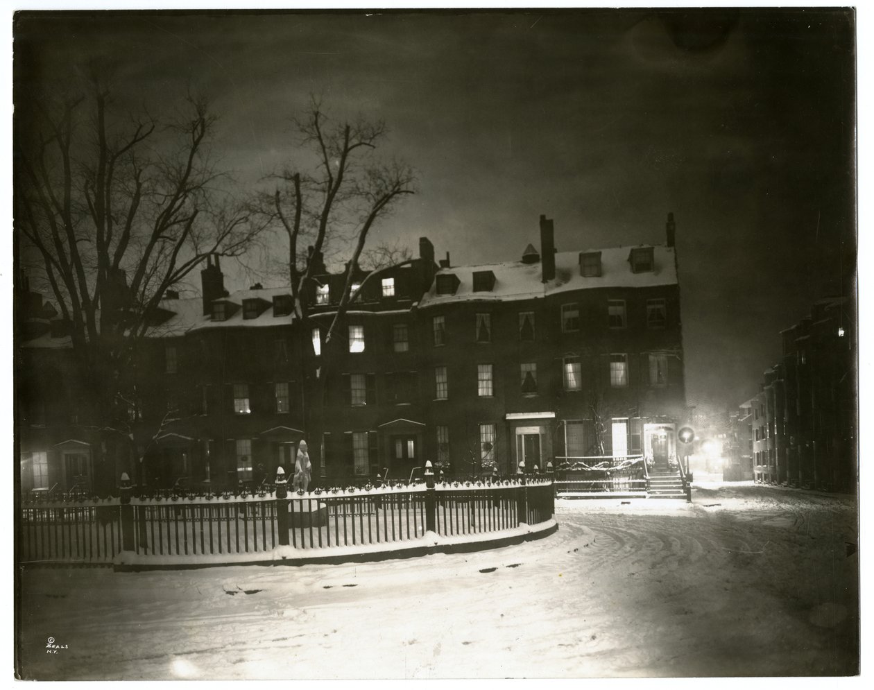 Louisburg Meydanı, Boston Jenny Lind, Corner House, Boston, ABD, 1902-10 dolaylarında yaşadı (jelatin gümüşü fotoğraf) by Jessie Tarbox Beals