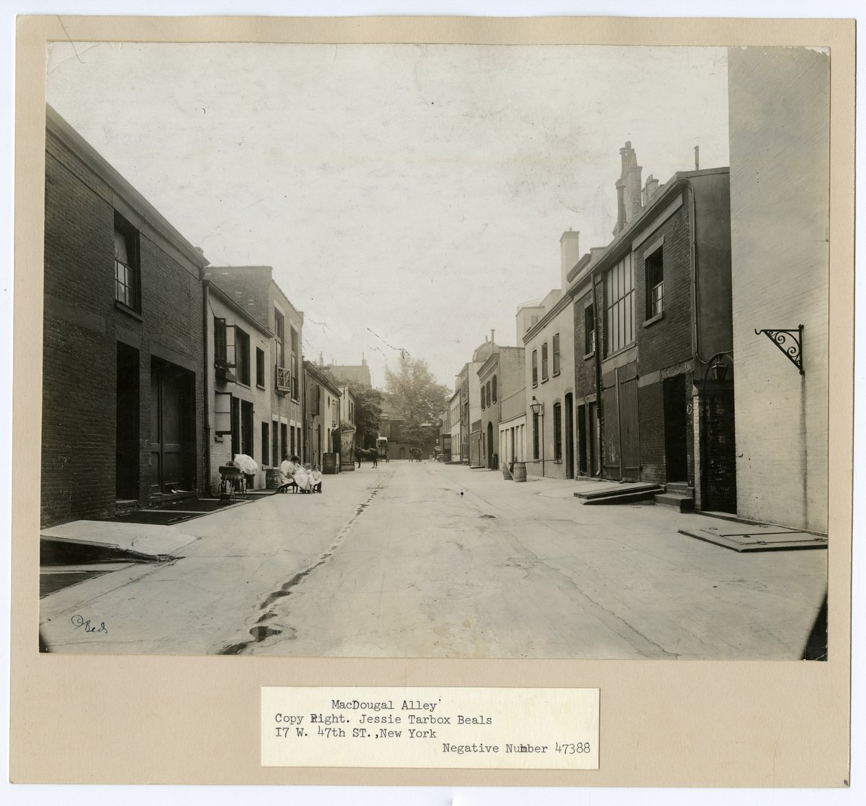 MacDougal Alley, Greenwich Village, New York, ABD, c.1905-20 (jelatin gümüşü fotoğraf) by Jessie Tarbox Beals