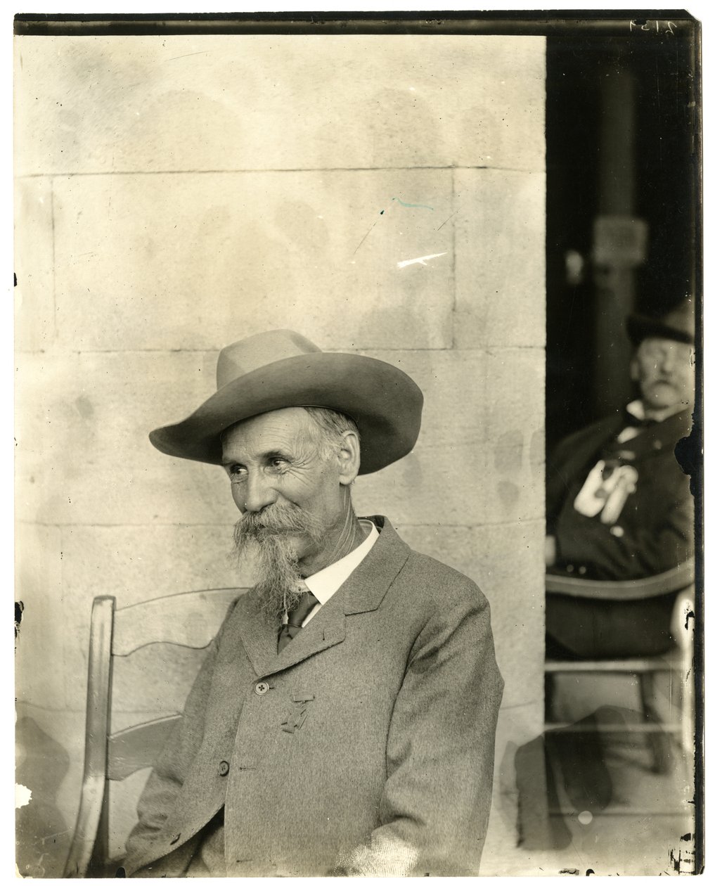 Şapkalı adam, madalya, c.1905-40 (jelatin gümüşü fotoğraf) by Jessie Tarbox Beals