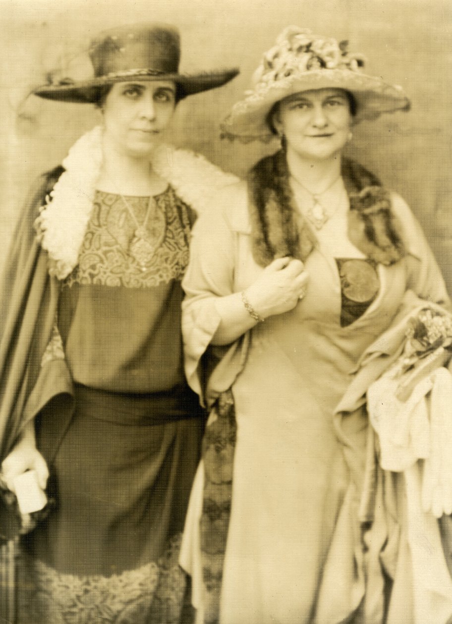 Bayan Coolidge ve arkadaşı Frances Parkinson Keyes by Jessie Tarbox Beals