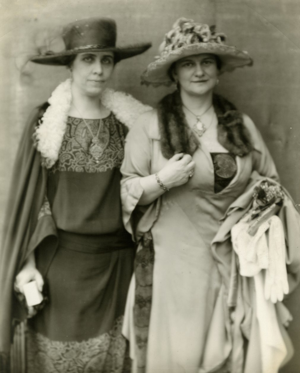Bayan Coolidge ve arkadaşı Bayan Frances Parkinson Keyes, 1924 by Jessie Tarbox Beals